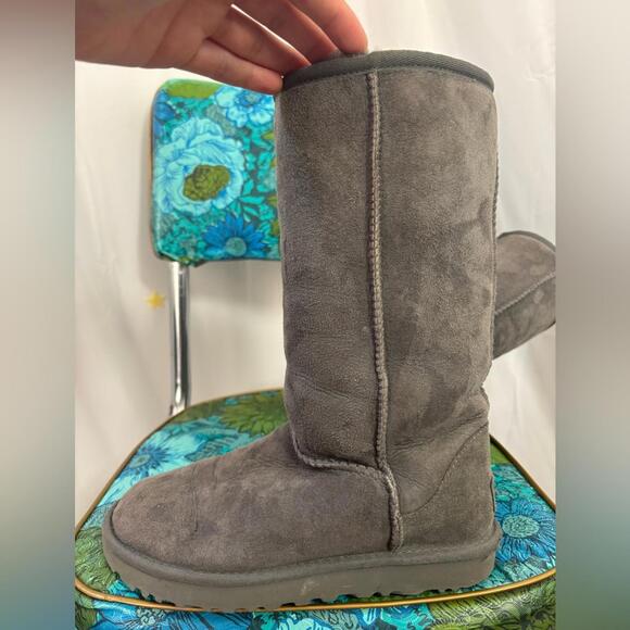 UGG Classic Gray Suede Boots Women’s Size 6 - Picture 2 of 13